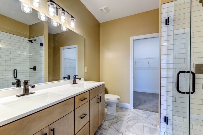 Building Photo - GRADUATE STUDENTS!! 2 Bed 2 Bath Near SSM Cardinal Glennon, St. Louis University