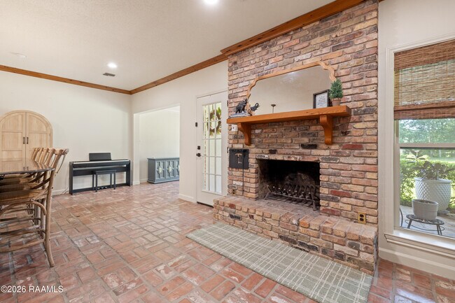 Building Photo - 2407 E Broussard Rd