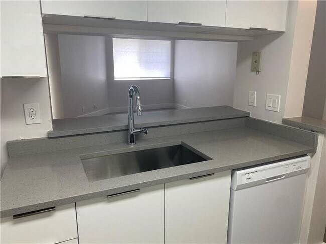 Building Photo - 9977 Westview Dr
