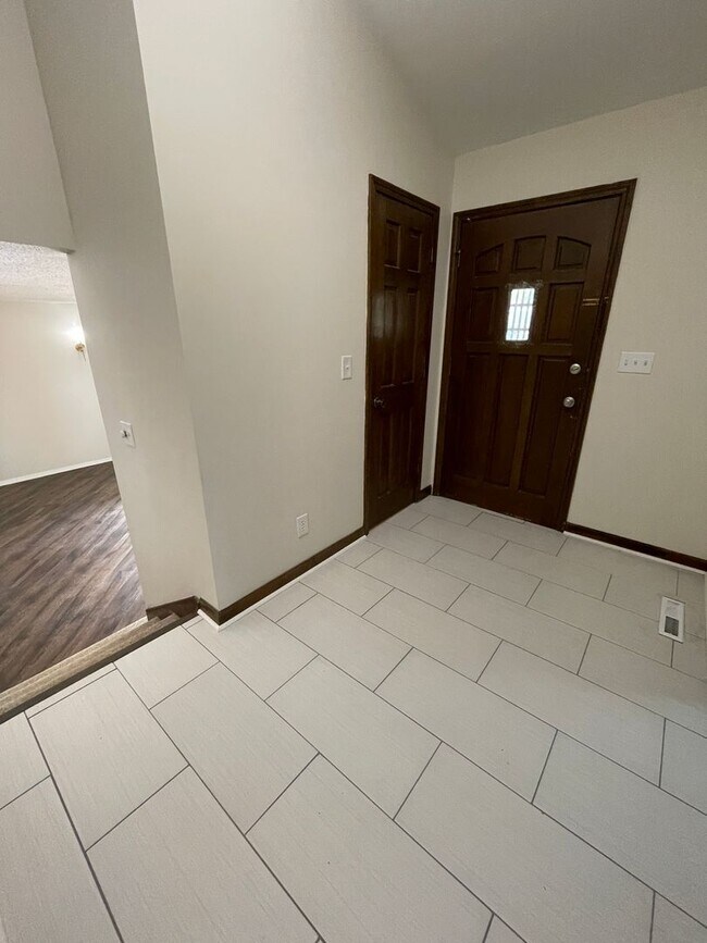 Building Photo - 6 Bed 2.5 Bath 2 Car Garage