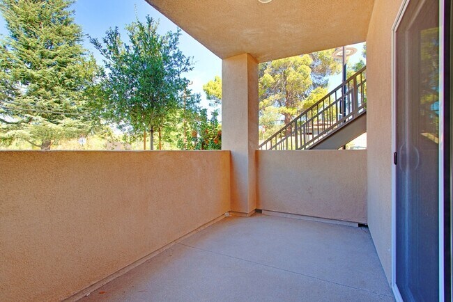 Building Photo - Beautiful 2 Bed, 2 Bath Luxury Apartment in Prime Thousand Oaks Location!
