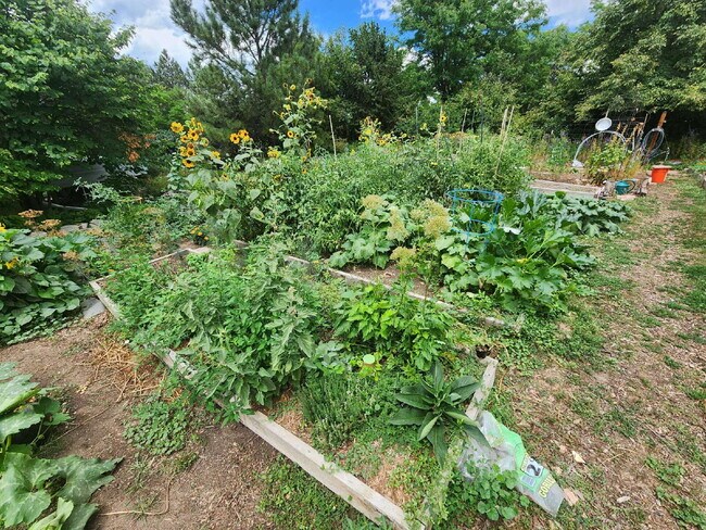 Building Photo - Stunning 3 Bedroom Townhome Tucked Away In Breathtaking Community