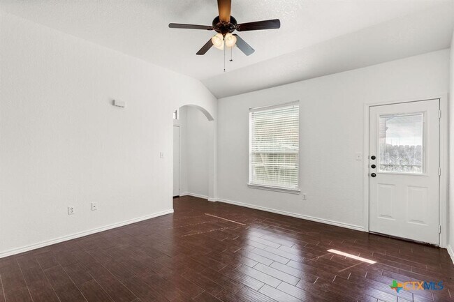 Building Photo - 586 Creekside Cir