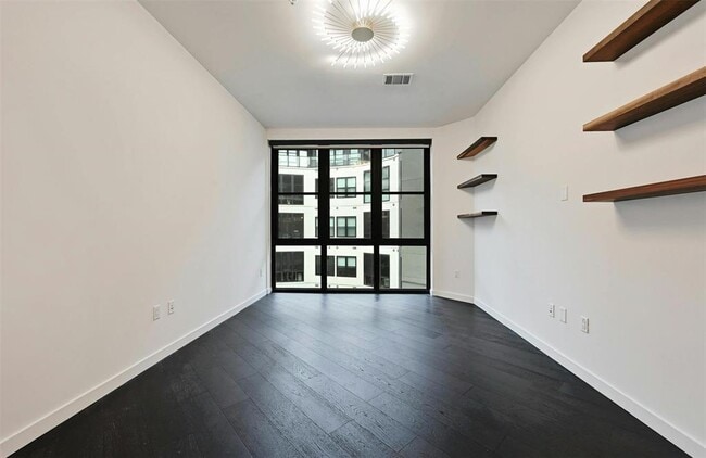 Building Photo - 800 Embassy Dr