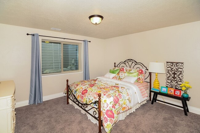 Building Photo - Luxury 5 Bedroom 3 Bath with Upscale Ameni...