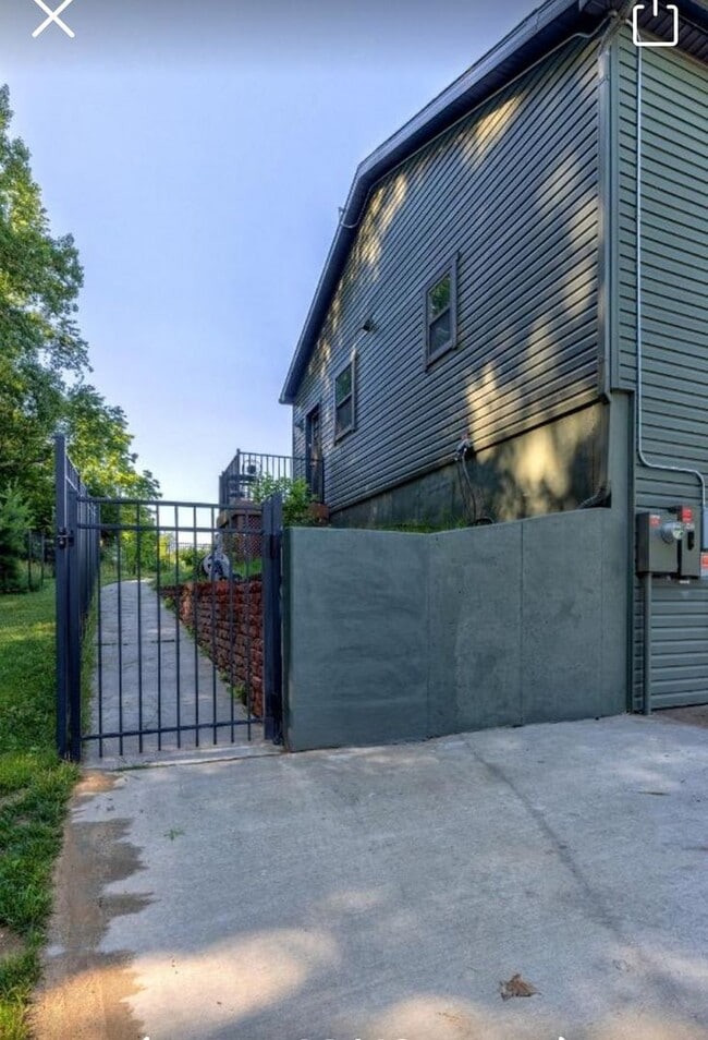 Building Photo - 497 W Center St