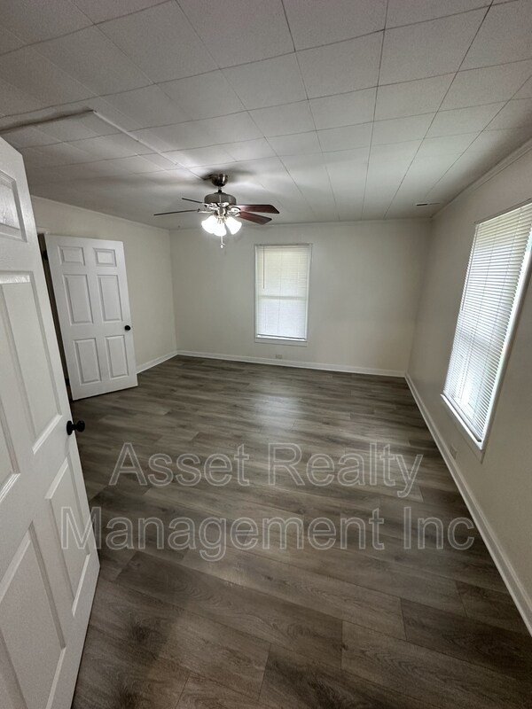 Building Photo - 500 W Strang St