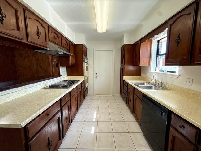 Building Photo - 201 Gumwood Ln