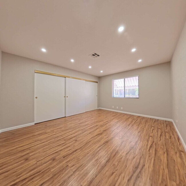 Building Photo - Stunning 2-Bedroom Condo 2nd Floor at The Lakes!