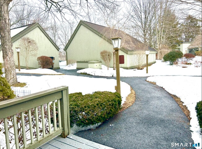 Building Photo - 576 Heritage Vlg