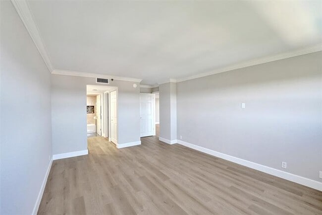 Building Photo - 3200 Port Royale Dr N