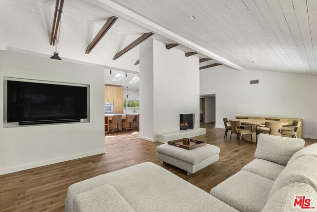 Building Photo - 9258 Swallow Dr