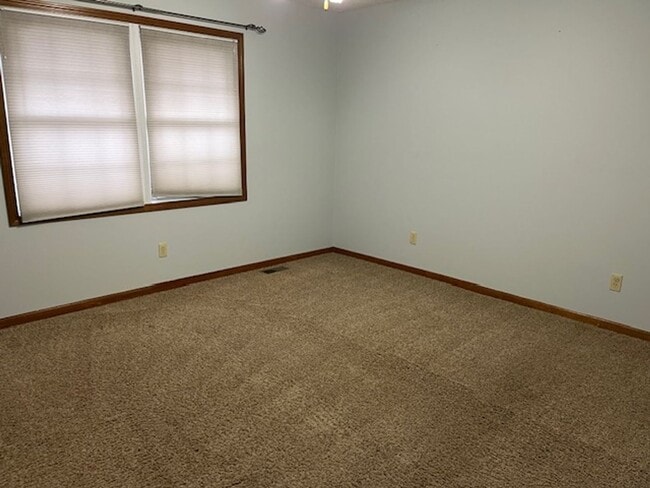 Building Photo - Three bedroom home in Rochester School Dis...