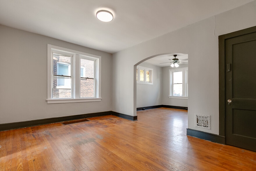 Building Photo - 4918 Winona Ave