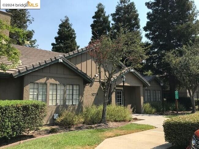 Primary Photo - 1207 Lakeview Cir