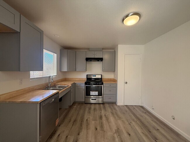 Building Photo - Palmdale 1 bedroom