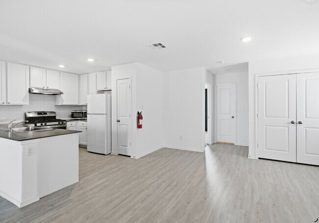 Building Photo - 8918 Solar Cv