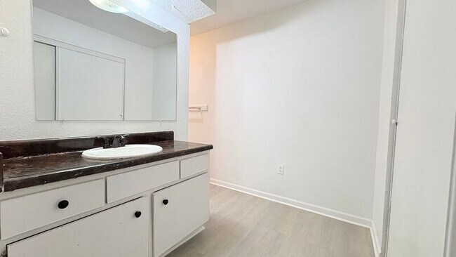 Building Photo - 1405 Neil Ln