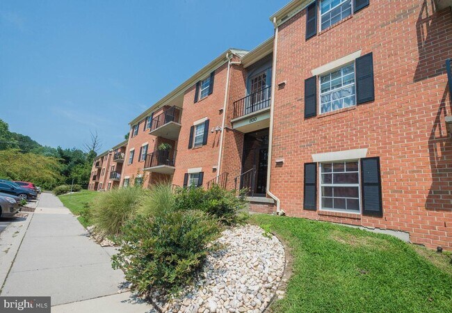 Building Photo - 800 College Ln