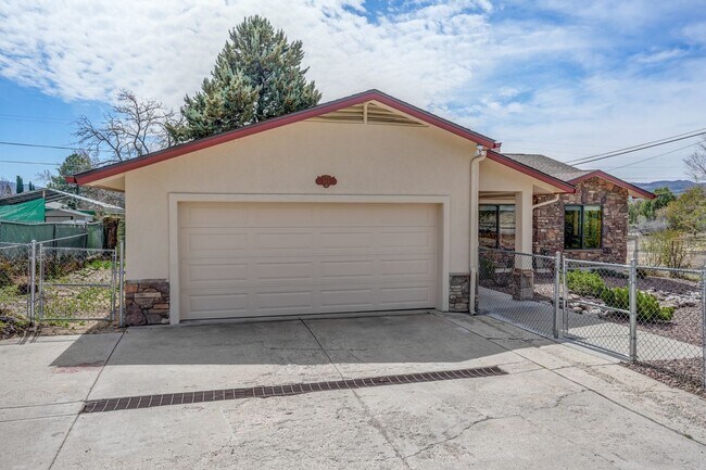Building Photo - 5 Bedroom + a Den, 3 Bathroom, 2 Car Garage For Rent in Prescott!