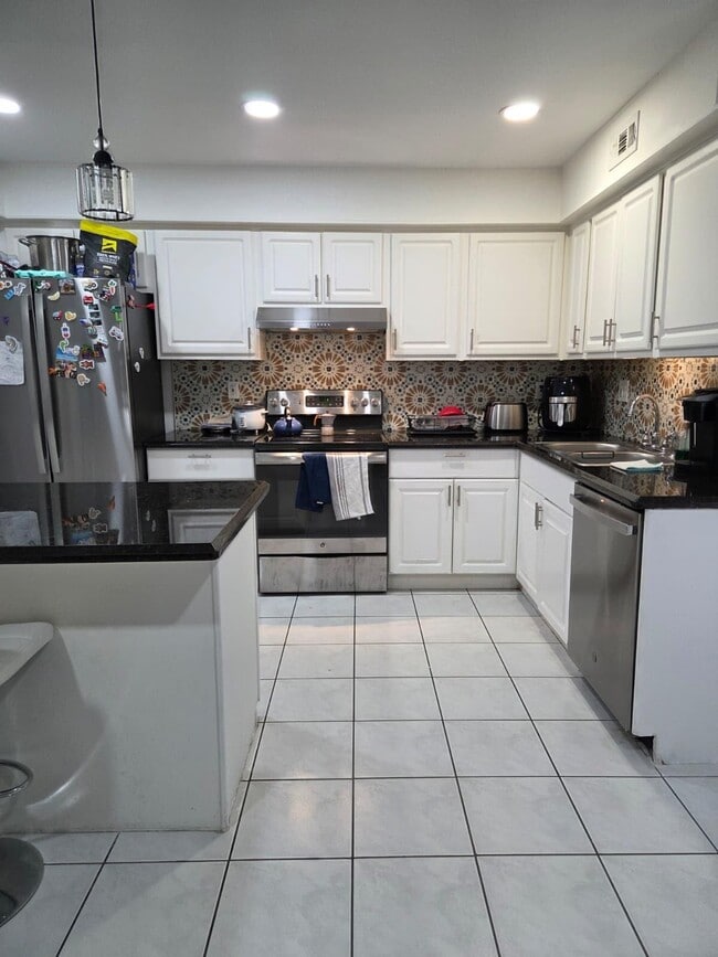 Building Photo - 810 Sandtree Dr