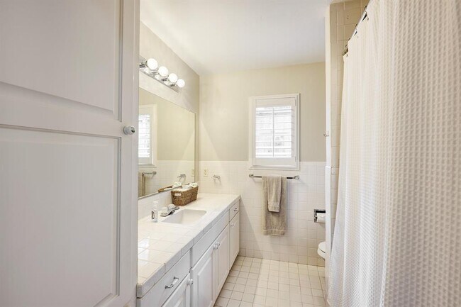 Building Photo - 6015 Valley Forge Dr