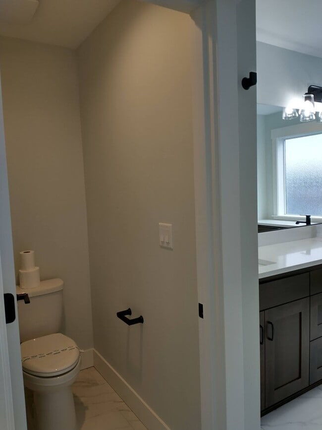 Building Photo - Welcome to this Beautiful Property in Keizer