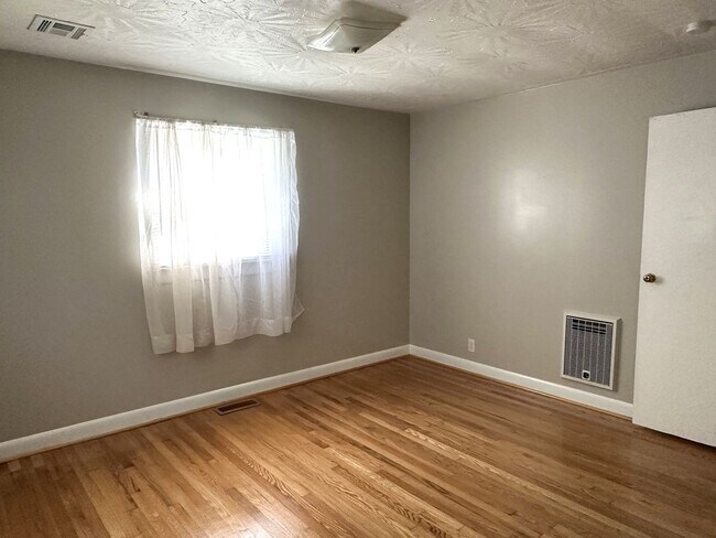 Building Photo - IMMACULATE ONE LEVEL HOME AVAILABLE IN SUR...