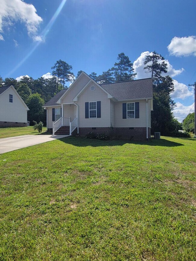 Building Photo - Beautiful three bedroom two bathroom house...