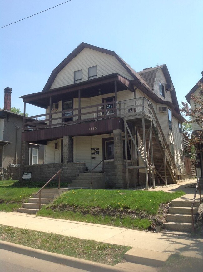 Building Photo - DOWNTOWN....Charming One Bedroom