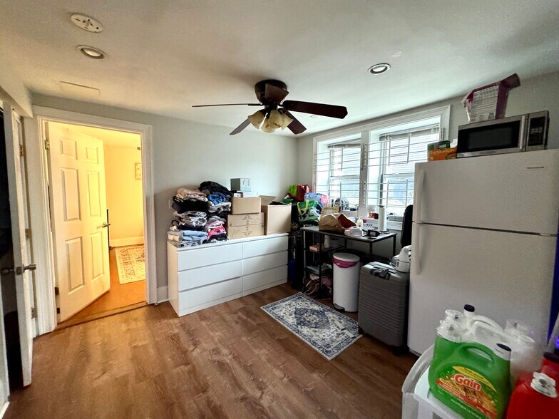 Building Photo - 717 Parker St