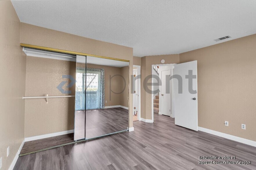 Building Photo - 527 Bustos Pl