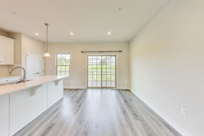 Building Photo - Meticulously Maintained 3 bedroom, 2.5 bat...