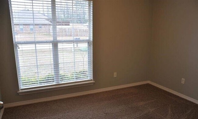 Building Photo - Coming Soon: 3 bedroom 2 bath in South Tyl...