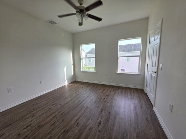 Building Photo - 4-Bed 2 Bath 2 Car Garage-Available July f...