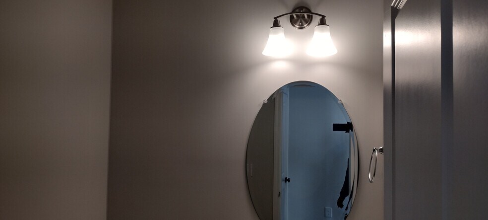 Building Photo - Room in Townhome on Kipp Ln
