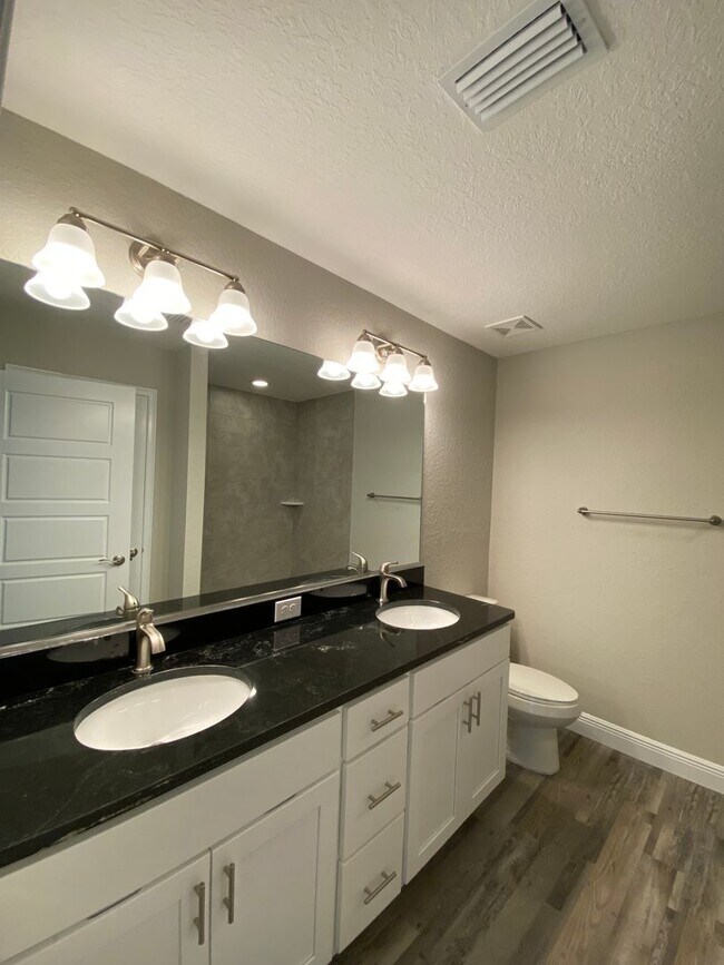 Building Photo - Custom Home - Desirable SE Ocala Neighborh...