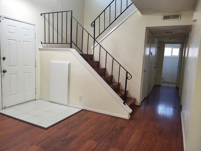 Building Photo - 125 Serpentine Dr