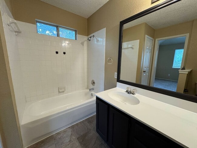 Building Photo - 5006 Glenoak Dr