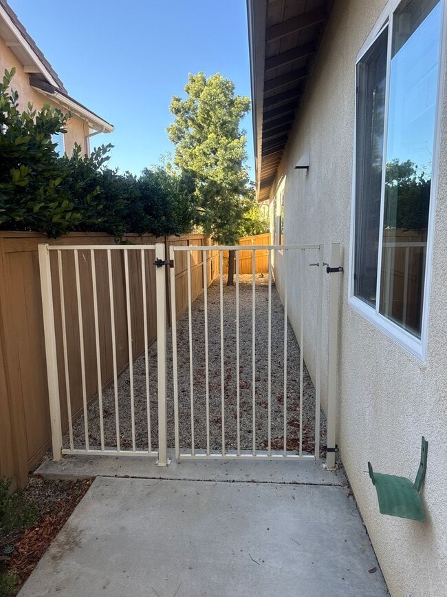 Building Photo - Single Story 4 bed 3 bath for Rent in Temeku Hills