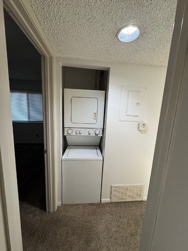 Building Photo - 1 bedroom apartment with in-unit laundry, ...