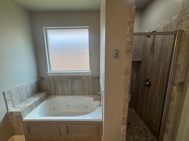 Building Photo - Beautiful 4 bed, 2 bath WITH an Office and STORM SHELTER
