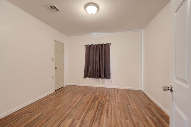 Building Photo - Cute 2BD/1BTH Home in the Heart of OKC Near OU Medical Center