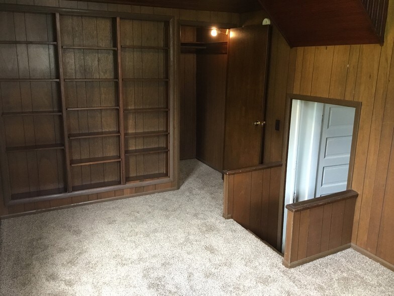 Building Photo - 1204 E 10th St