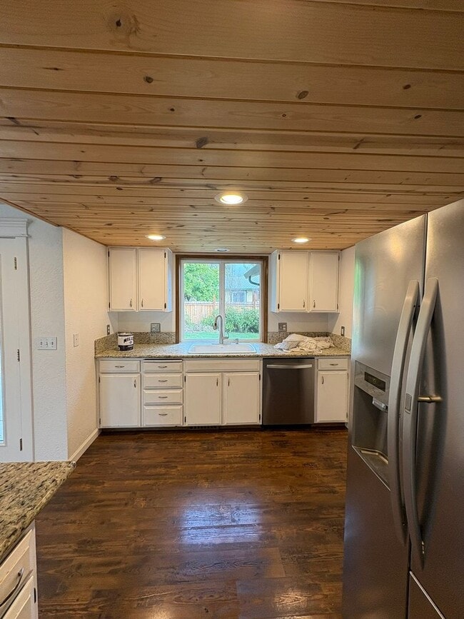 Building Photo - 4 Bed 2 Bath House Modern Comfort Meets En...