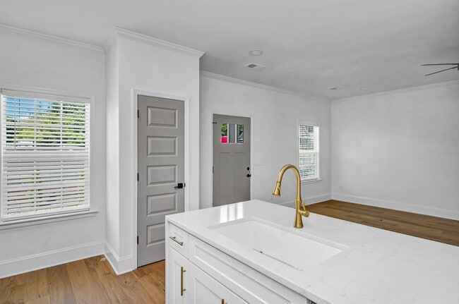 Building Photo - Pre-Leasing for the 26-27 School Year! - N...