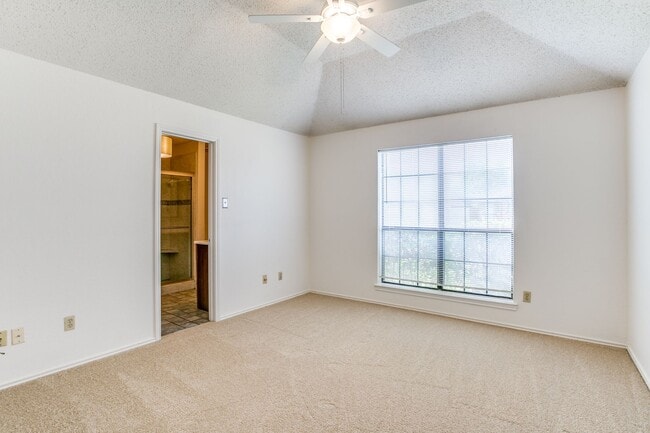 Building Photo - 3 Bedroom Duplex in Coppell – Private Back...