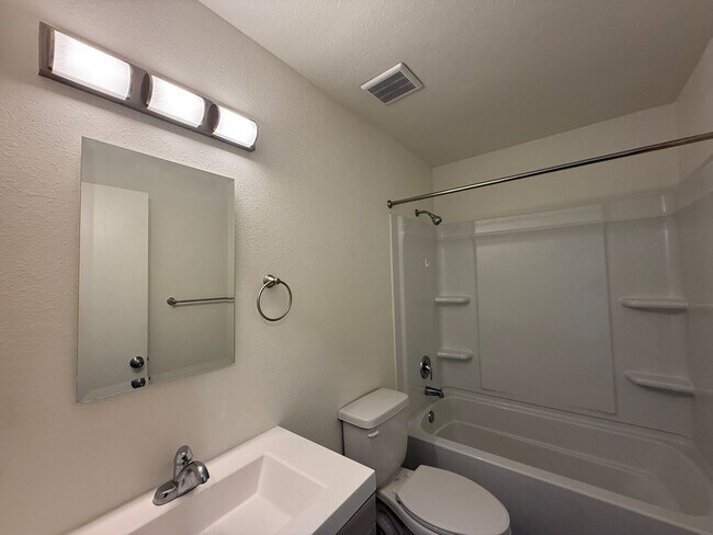 Building Photo - Palmdale 1 bedroom - Upstairs unit