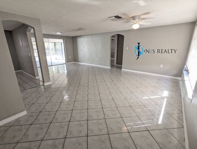Building Photo - True 3 bed/2 bath/1400+ Sq. Ft. home with Large open floorplan, and a HUGE enclosed porch!!