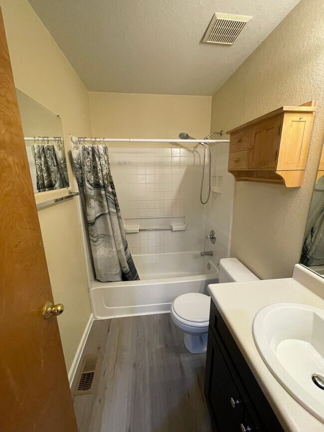 Building Photo - 3 Bedroom 2 Bath House in Thornton Available Now!